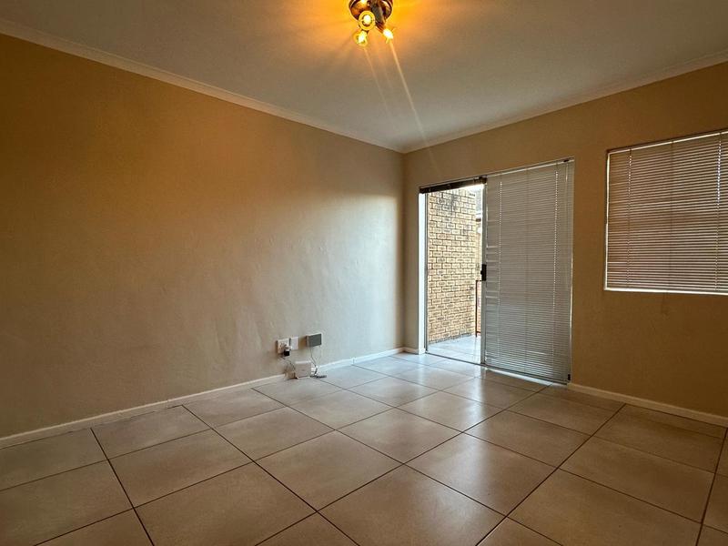 To Let 2 Bedroom Property for Rent in Oakglen Western Cape